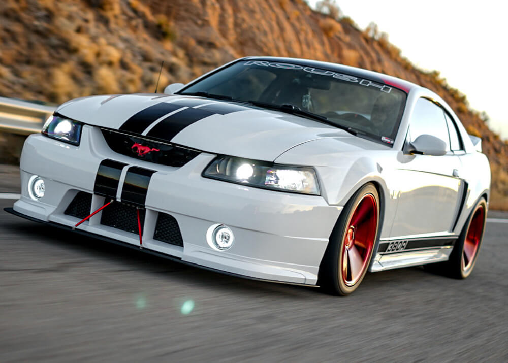 White Ford Mustang GT 2003