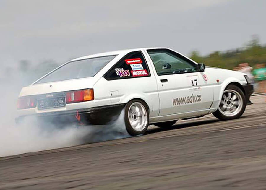 Toyota AE86 Drifting from behind
